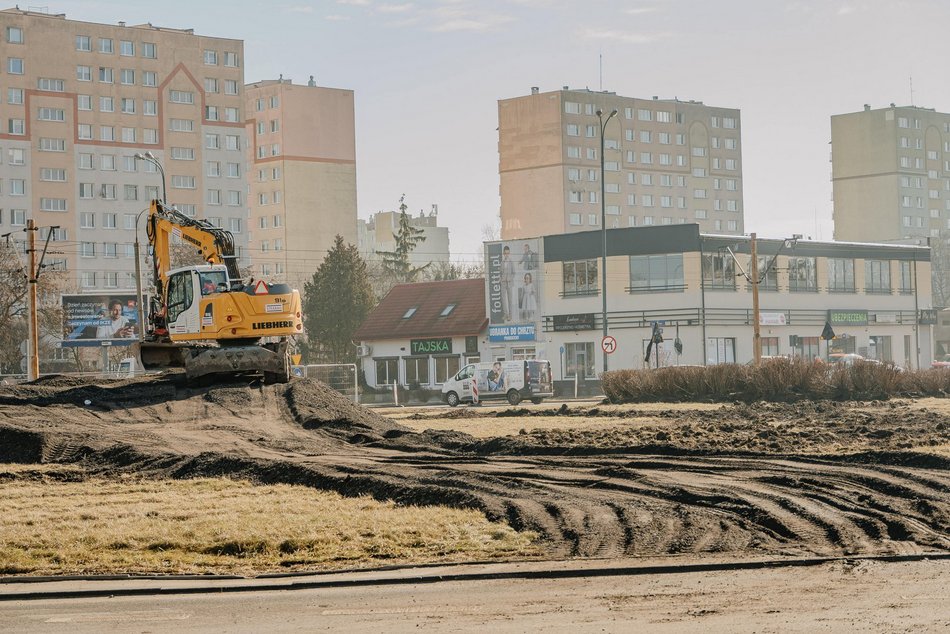 Remont Broniewskiego w Łodzi ruszył pełną parą. Drogowcy pracują nad nowym torowiskiem