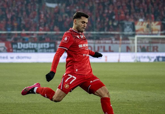 Łódź. Widzew Łódź zagra z Piastem Gliwice. Piłkarz kopie piłkę