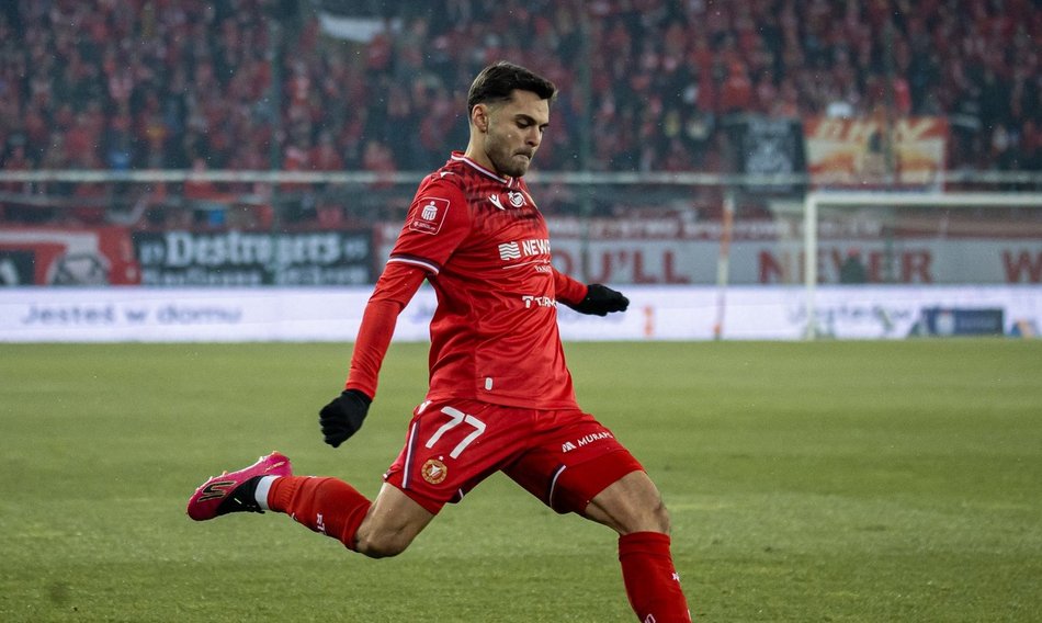 Łódź. Widzew Łódź zagra z Piastem Gliwice. Piłkarz kopie piłkę