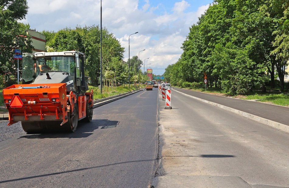 Remont Lutomierskiej. Drogowcy wzięli się już za układanie asfaltu