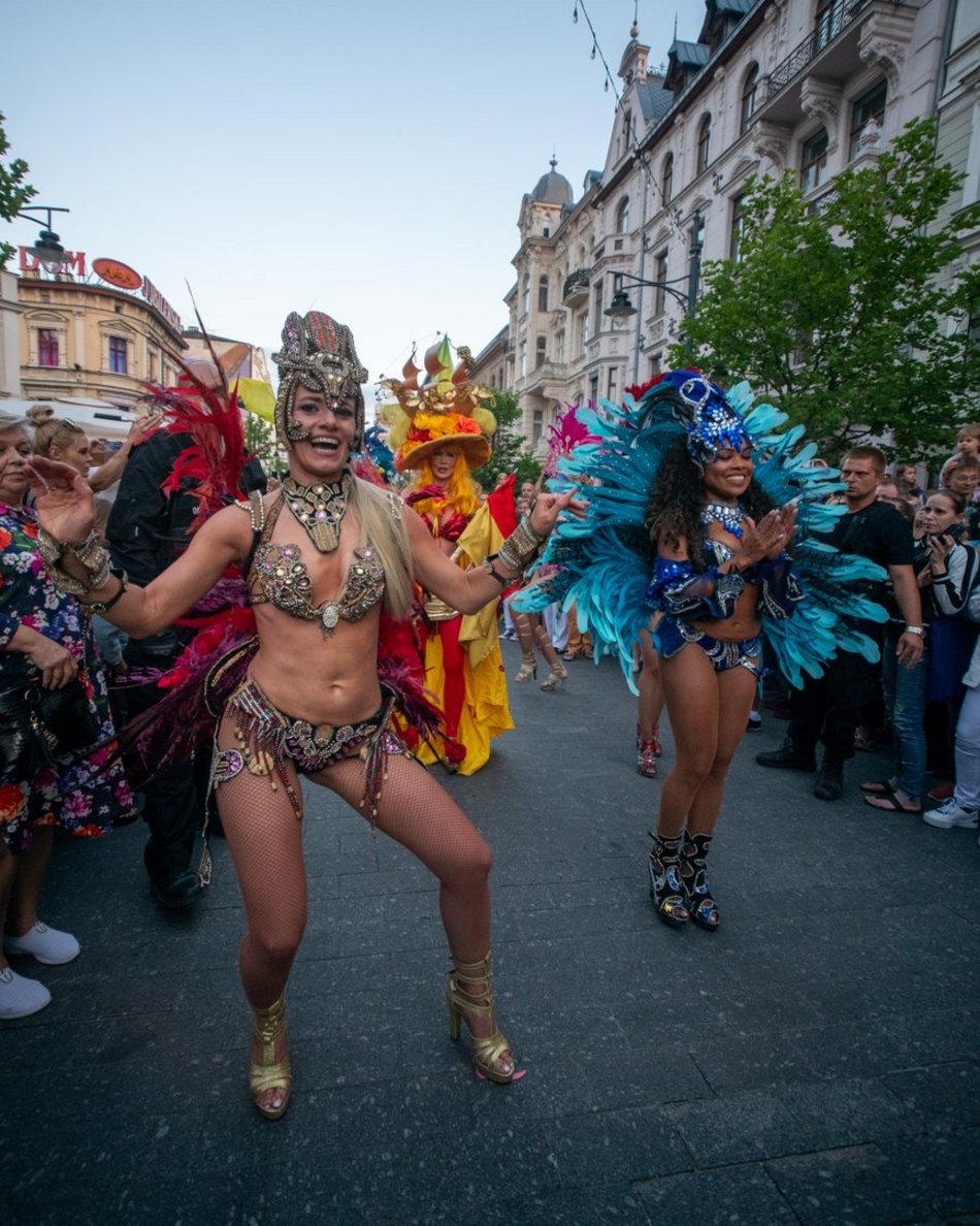 ludzie tańczący sambę na ulicy