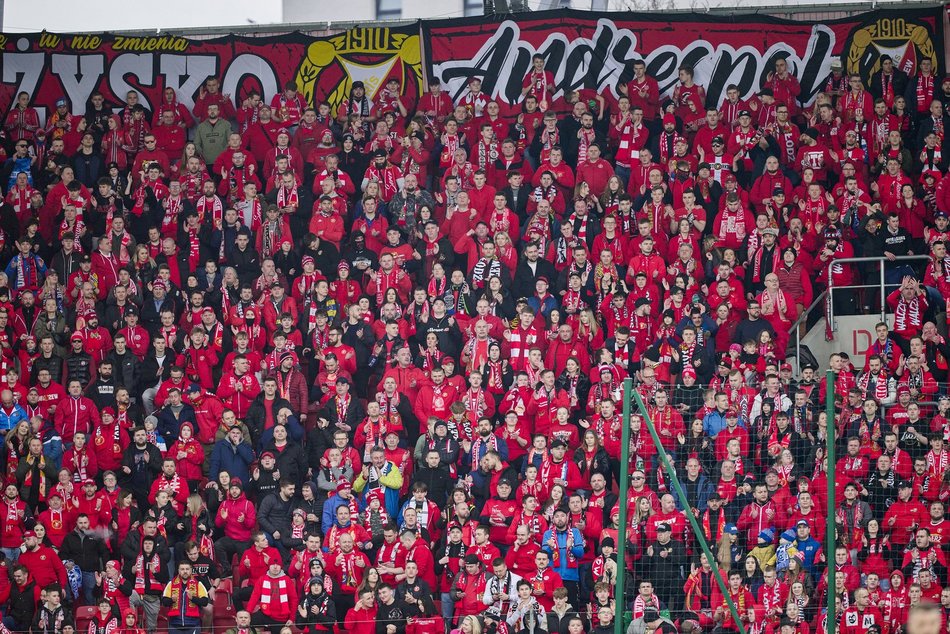 kibice na trybunach stadionu