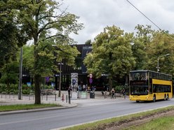 Piętrowy, żółty autobus na ulicach Łodzi