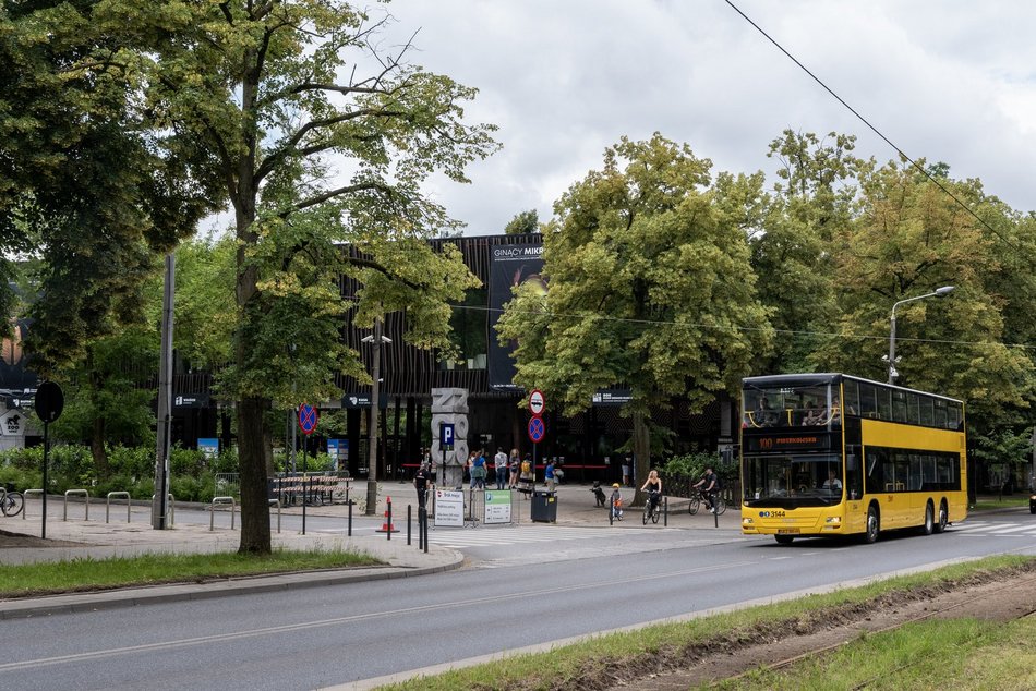 Piętrowy, żółty autobus na ulicach Łodzi