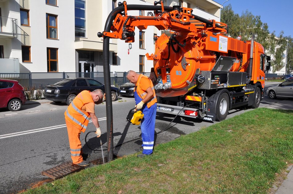 samochód do czyszczenia studzienek w trakcie pracy