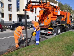 samochód do czyszczenia studzienek w trakcie pracy