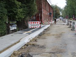 Łódź. Remont Tymienieckiego nie zwalnia tempa. Jest już nowy chodnik, będzie równa nawierzchnia