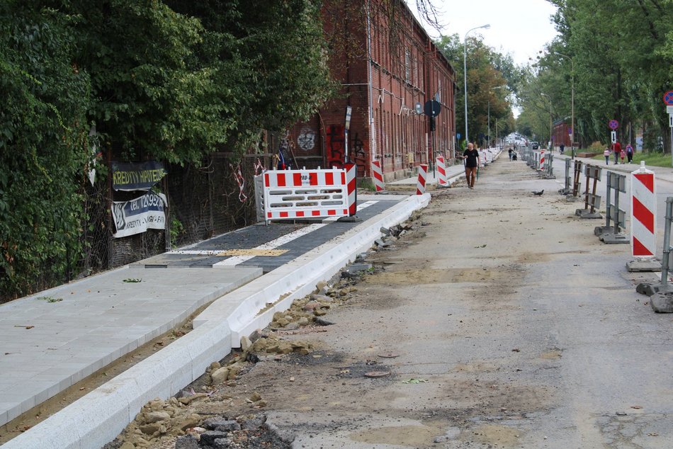 Łódź. Remont Tymienieckiego nie zwalnia tempa. Jest już nowy chodnik, będzie równa nawierzchnia