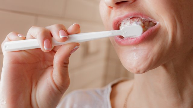 Jak prawidłowo dbać o zęby? Tych zasad warto przestrzegać! [PORADNIK]