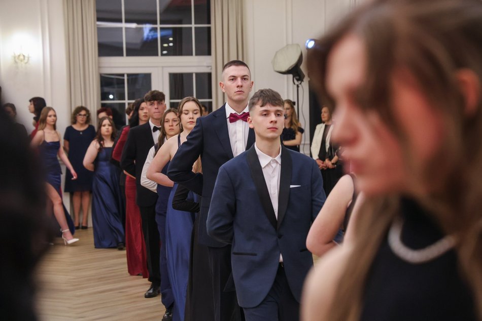 Łódź. Studniówka II LO w Łodzi. Wspaniali maturzyści świętowali w Pałacu Skotniki