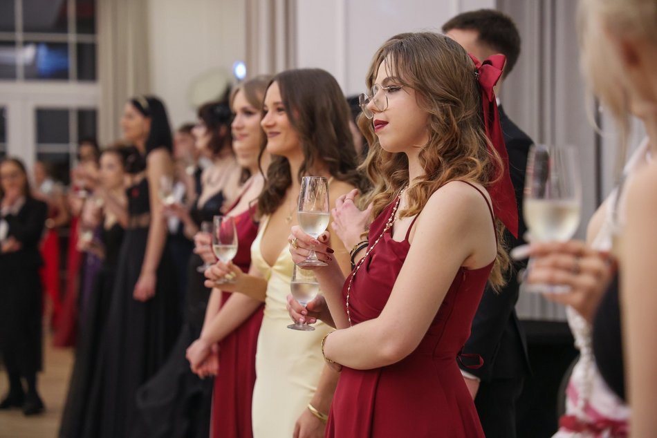 Łódź. Studniówka II LO w Łodzi. Wspaniali maturzyści świętowali w Pałacu Skotniki