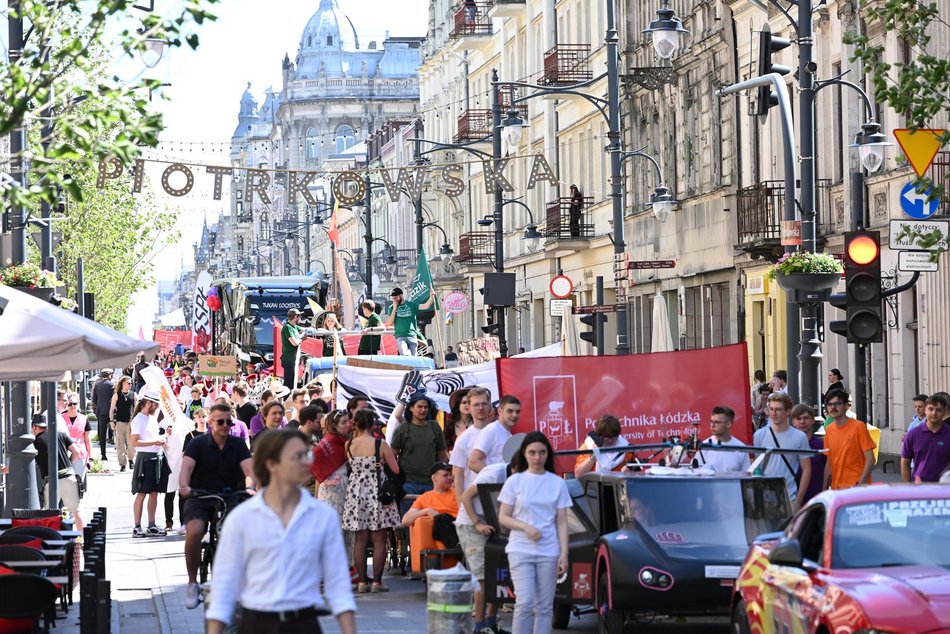 Łódź. Juwenalia 2026 w Łodzi czas start! Kolorowa parada studentów przeszła Piotrkowską