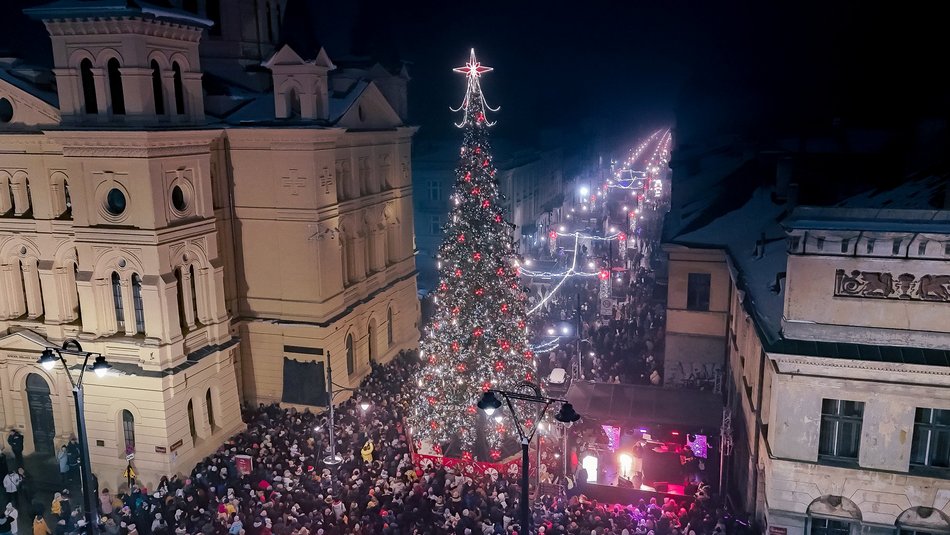 Choinka na Piotrkowskiej w Łodzi już świeci! Tłumy łodzian na placu Wolności