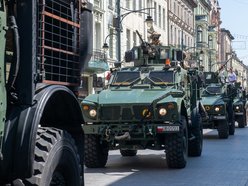 Wielka parada przed meczem Gortat Team vs NATO. Celebryci, żołnierze i sprzęt wojskowy