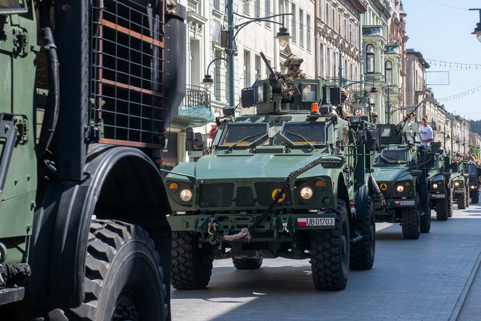 Wielka parada przed meczem Gortat Team vs NATO. Celebryci, żołnierze i sprzęt wojskowy