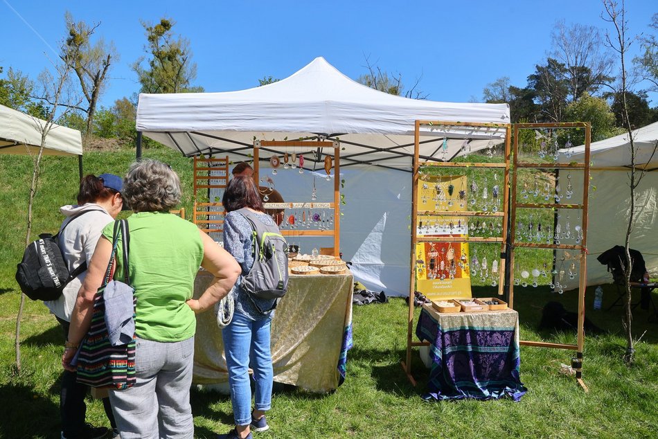 Łódź. Majówka na Stawach Stefańskiego w Łodzi. Słowiańska wioska, rowery wodne i grillowanie
