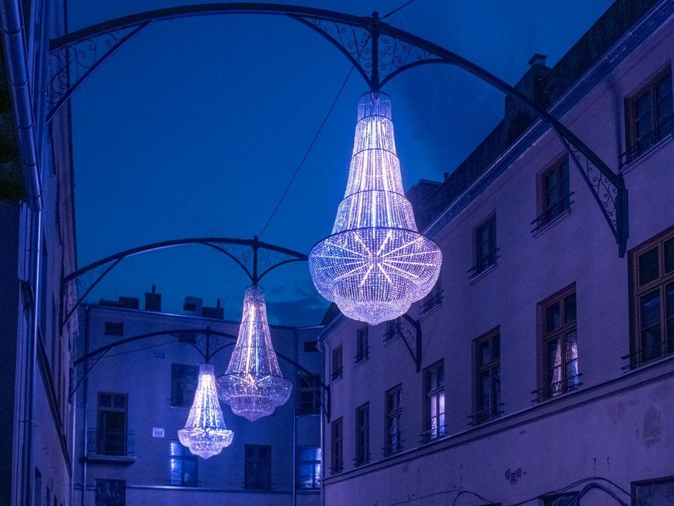 Żyrandole w podwórku przy ul. Piotrkowskiej 118