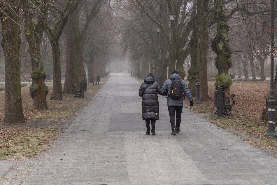 Łódź. Spacerowicze w parku Poniatowskiego