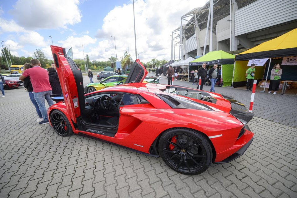 Ale auta pod Atlas Areną w Łodzi. Europejski zlot aut sportowych