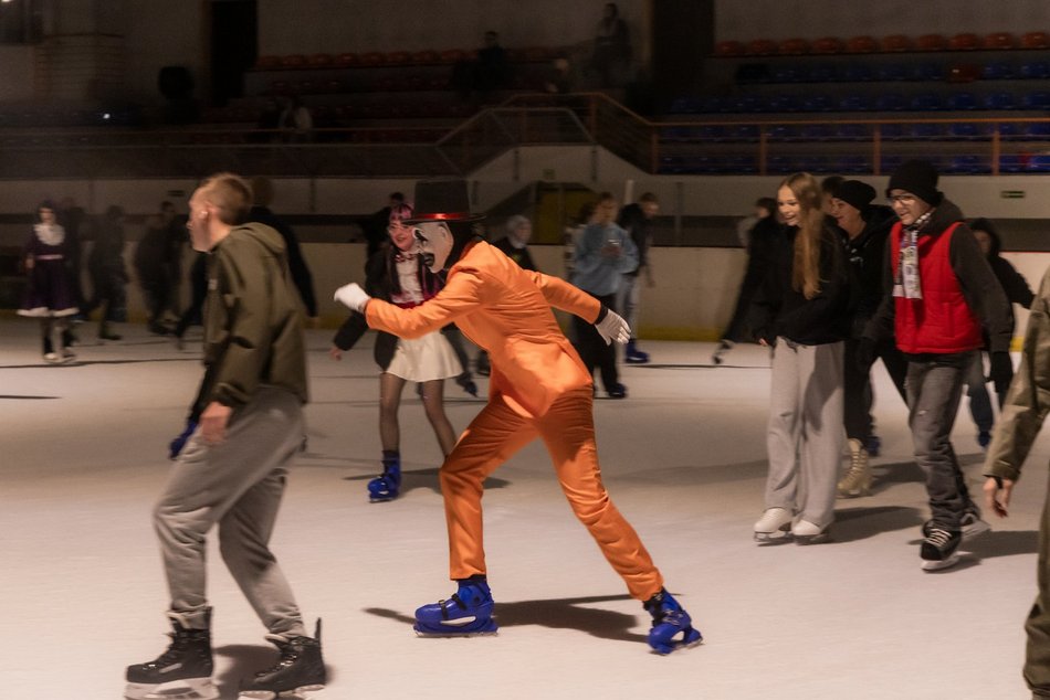 Łódź. Halloween na lodowisku Bombonierka w Łodzi. Królestwo duchów i zjaw na lodzie