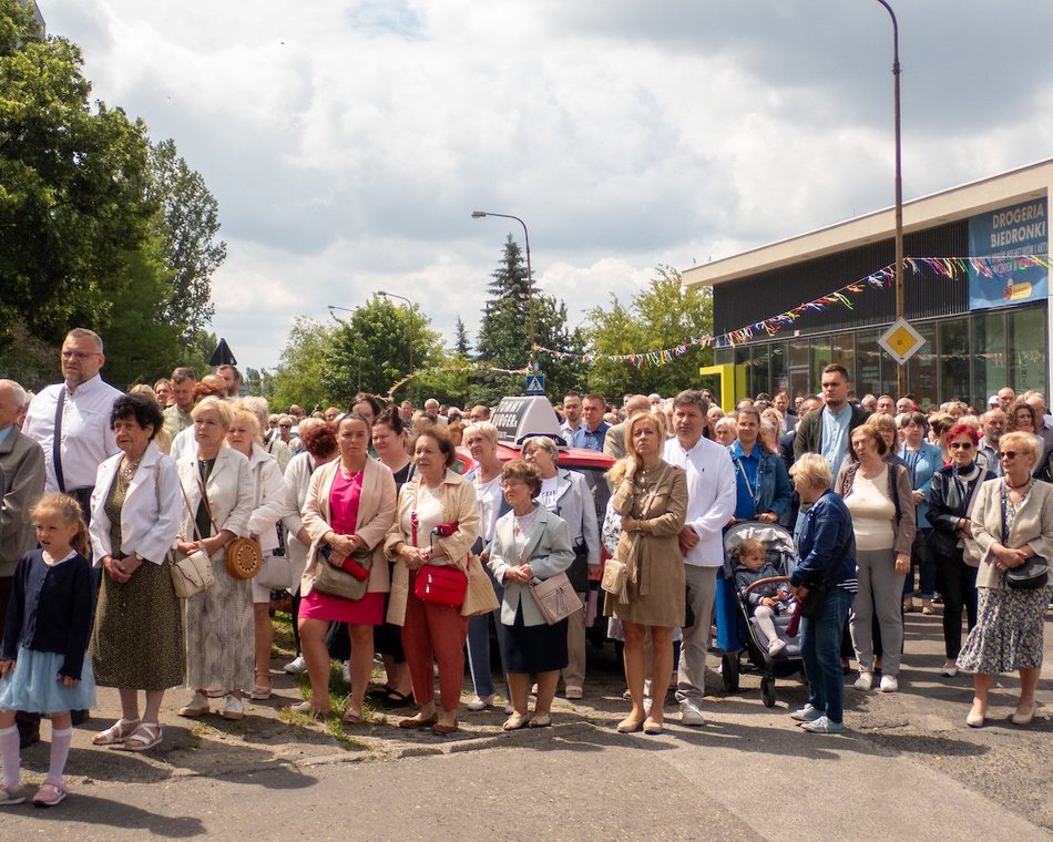 Łódź. Procesja Bożego Ciała na Widzewie w Łodzi. Wierni przeszli ulicami miasta