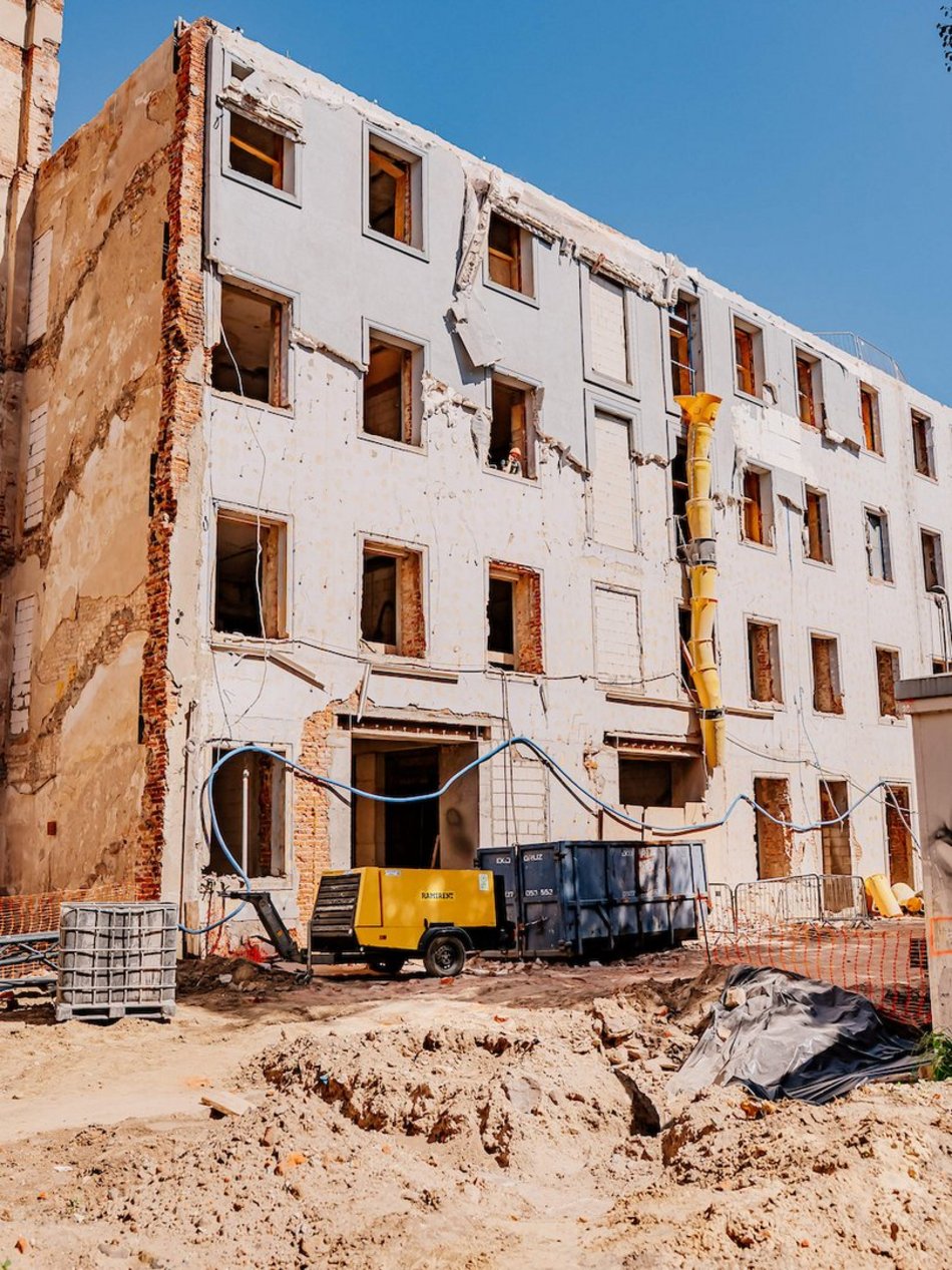 Łódź. „Dziura” przy Piotrkowskiej 58 w Łodzi znika na naszych oczach! Prace wystartowały!