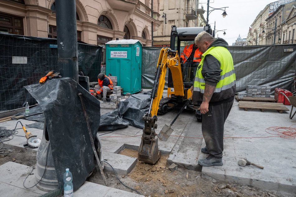 Łódź. Ruszył montaż słupków na Piotrkowskiej