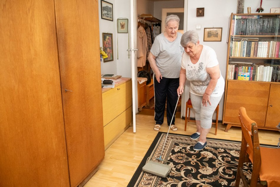 Łódź. Bądź jak pani Liliana i pomagaj sąsiadom! Skorzystaj z programu usług sąsiedzkich MOPS w Łodzi