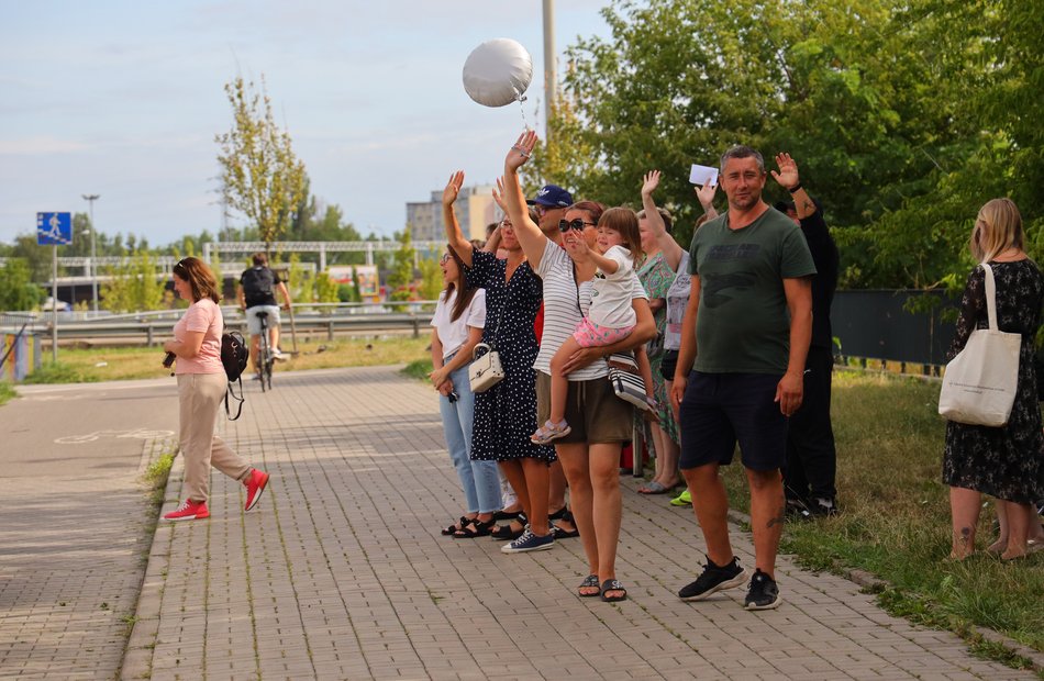 Rodzice żegnają dzieci przed wyjazdem na kolonie miejskie w Łodzi