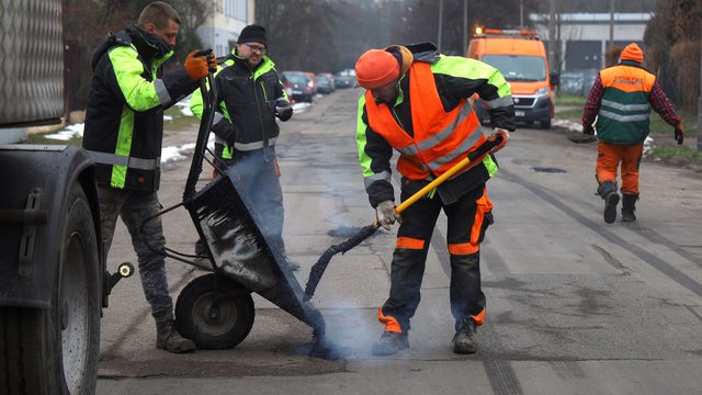 Łatanie dziur w Łodzi. Na których ulicach zobaczymy drogowców? [HARMONOGRAM]