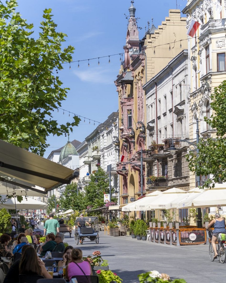 ludzie w centrum miasta