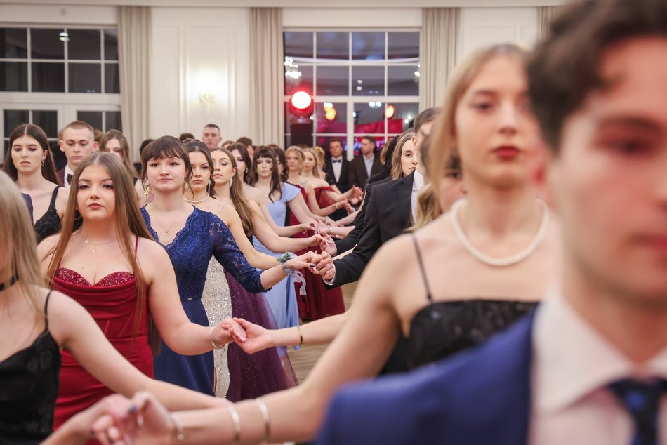 Łódź. Studniówka II LO w Łodzi. Wspaniali maturzyści świętowali w Pałacu Skotniki