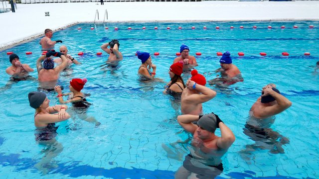 Rześki poranek w Aquaparku Fala. Morsom z Łodzi zima niestraszna! [ZDJĘCIA]