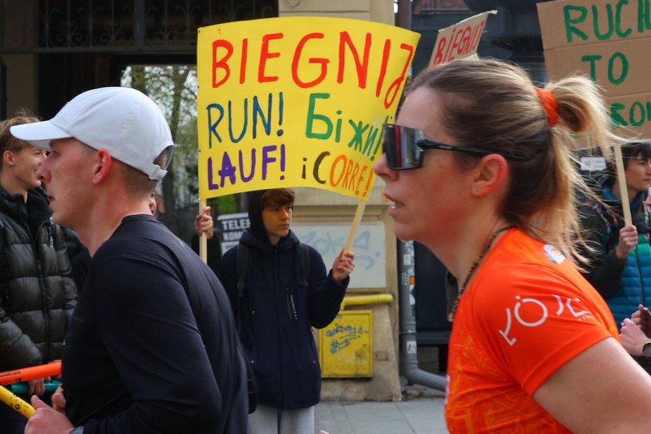 Łódź. Strefa kibica na DOZ Maraton Łódź 2026. Jak Łodzianie dopingowali biegaczy?