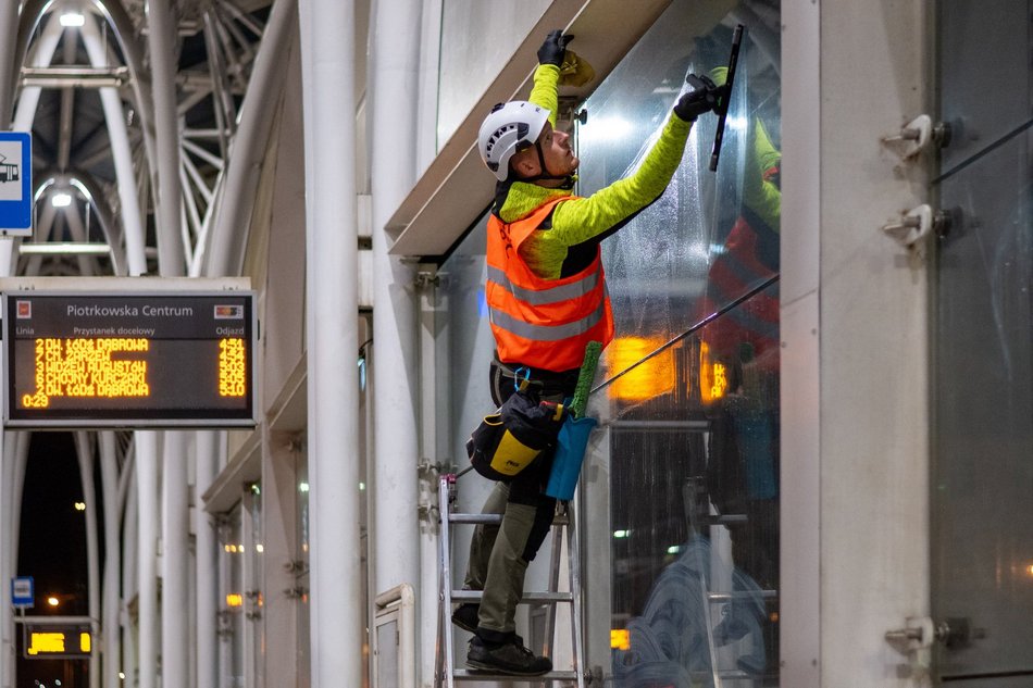 Stajnia Jednorożców w Łodzi wymyta na błysk! Zobacz te prace na wysokościach