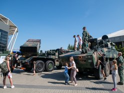 Wielka parada przed meczem Gortat Team vs NATO. Celebryci, żołnierze i sprzęt wojskowy