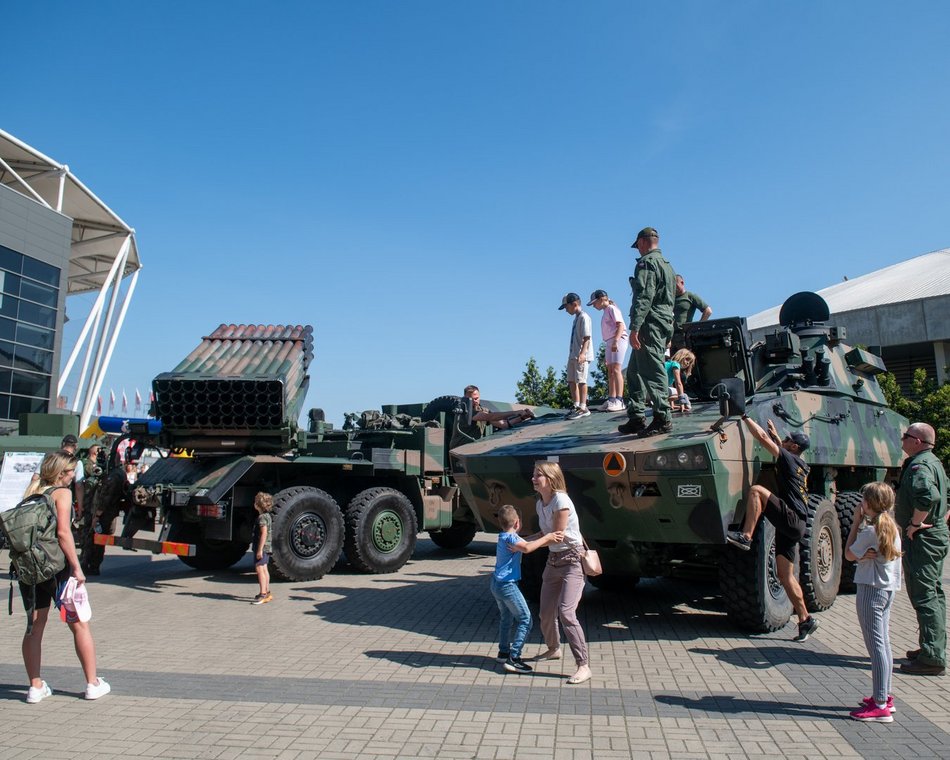 Wielka parada przed meczem Gortat Team vs NATO. Celebryci, żołnierze i sprzęt wojskowy