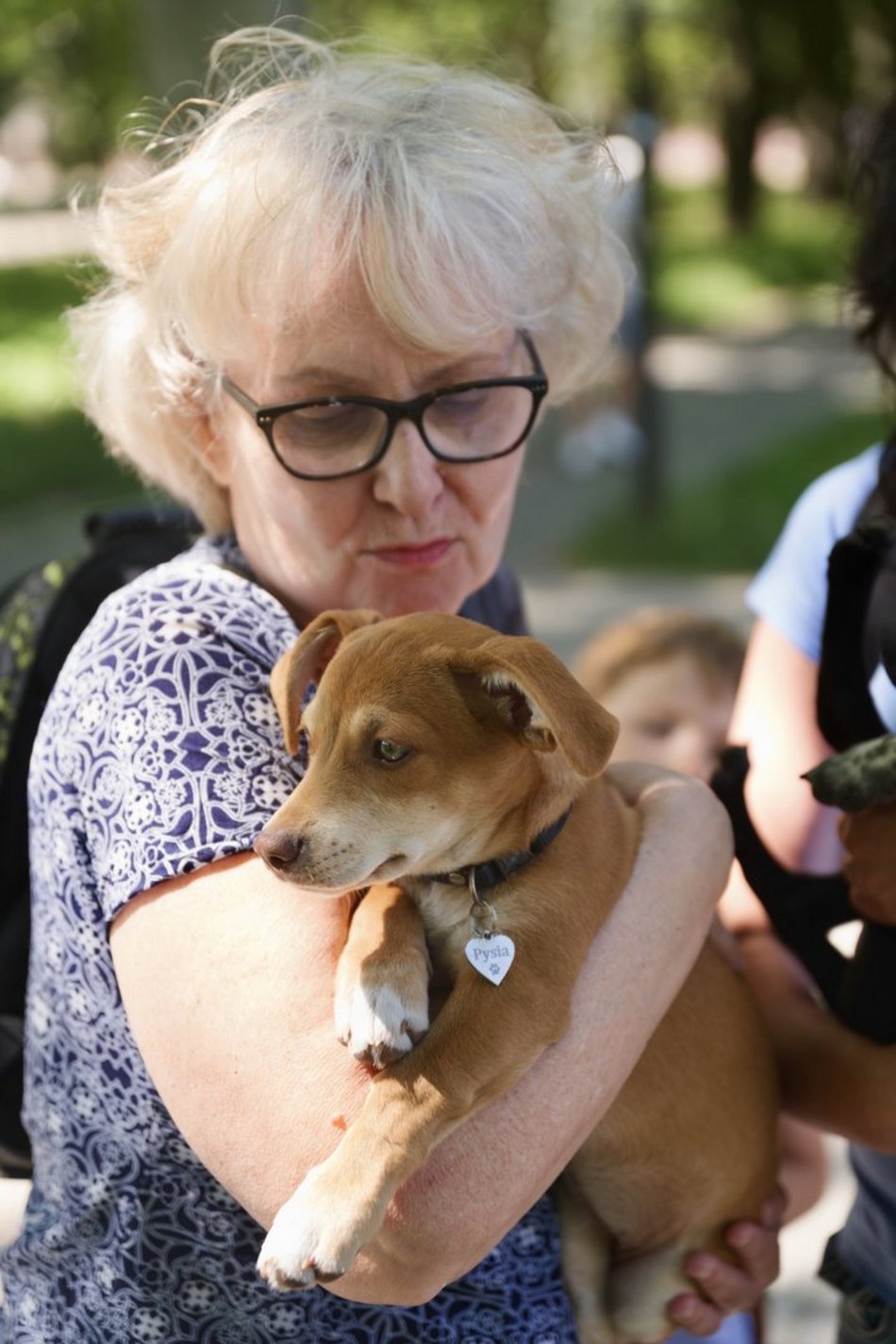 Łódź. Park Staromiejski w letnim wydaniu. Rowerzyści, dzieci i spacerowicze z pieskami
