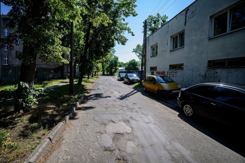 Łódź. Remont Różyckiego w Łodzi. Popękany asfalt i chodniki przejdą do historii
