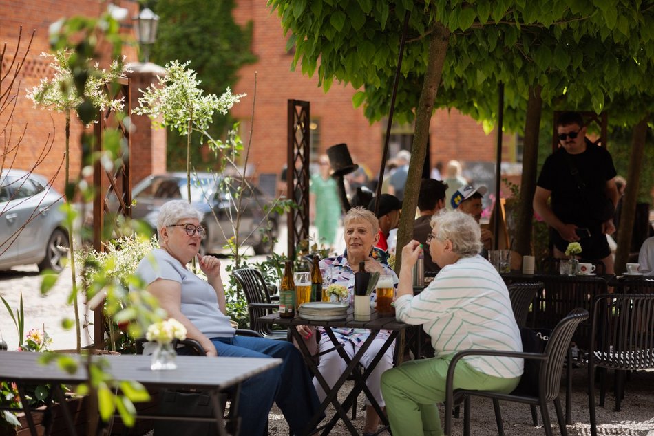 Łódź. Spacerowicze na Księżym Młynie i w Parku Źródliska w Łodzi. Recepta na udany weekend