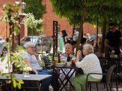Łódź. Spacerowicze na Księżym Młynie i w Parku Źródliska w Łodzi. Recepta na udany weekend