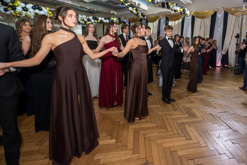 Łódź. Studniówka XXVI LO w Łodzi. Ależ oni zatańczyli... i jak pięknie wyglądali!