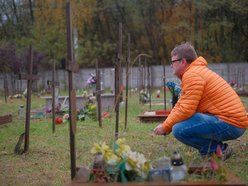 Światełko Pamięci na cmentarzu przy Zakładowej w Łodzi. Wolontariusze zapalili znicze
