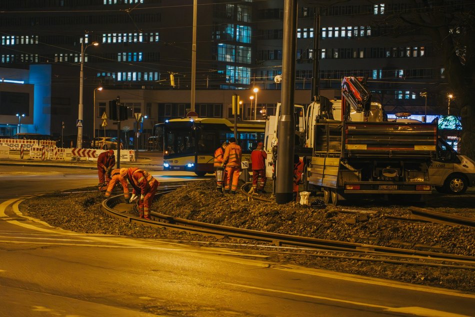 Nocne remonty torowiska MPK Łódź przy Rondzie Lotników Lwowskich