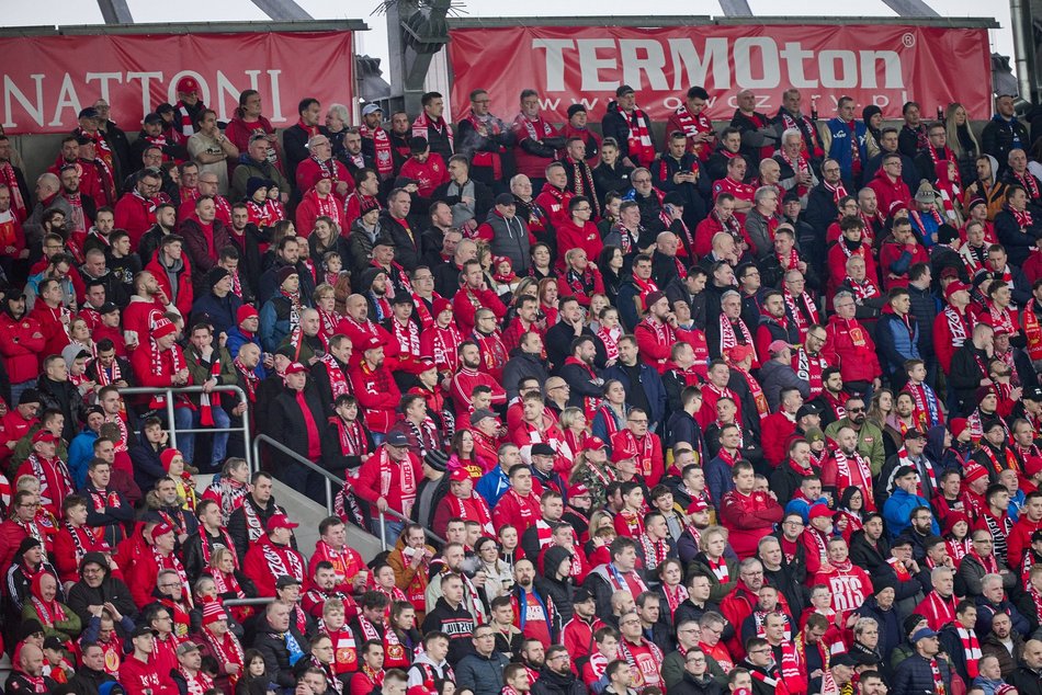 kibice na trybunach stadionu