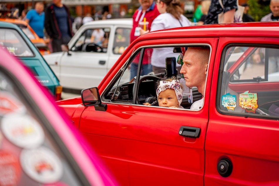 Łódź. Parada maluchów w Manufakturze! Kultowe fiaty 126p ciągle w modzie