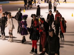 Łódź. Halloween na lodowisku Bombonierka w Łodzi. Królestwo duchów i zjaw na lodzie