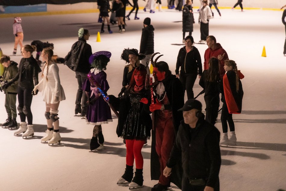 Łódź. Halloween na lodowisku Bombonierka w Łodzi. Królestwo duchów i zjaw na lodzie