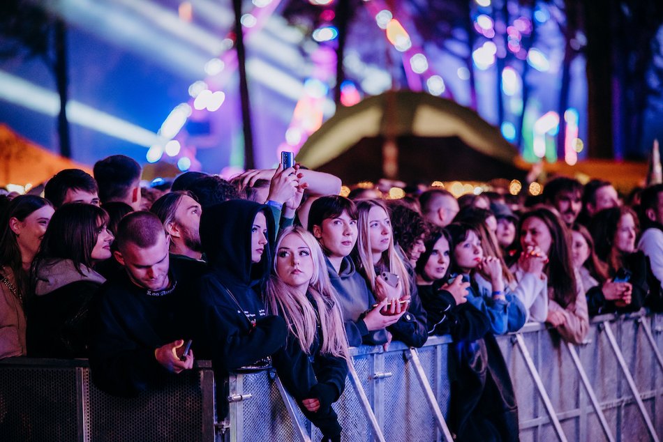 Łódź. Juwenalia 2025 w Łodzi. Pierwsze koncerty na Lumumbowie przyciągnęły tłumy