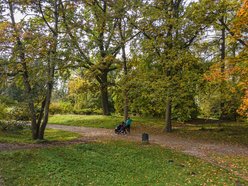 Park Poniatowskiego w jesiennych barwach. Baśniowy krajobraz w centrum miasta